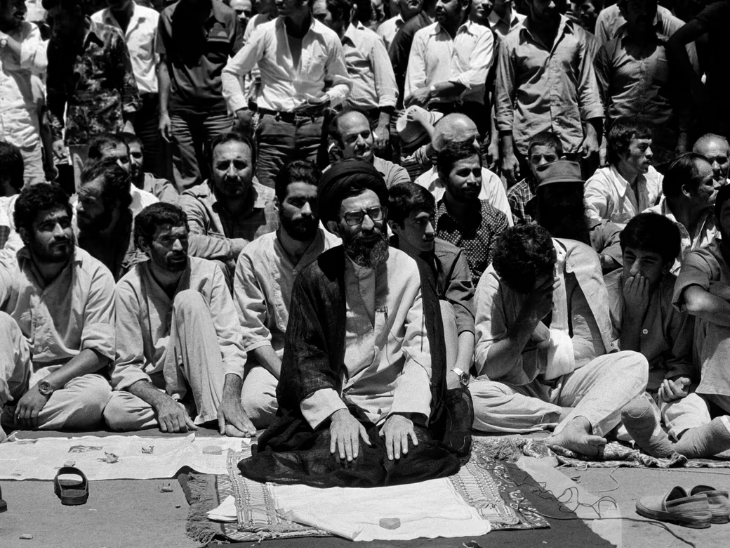 1980 में तेहरान यूनिवर्सिटी के बाहर बैठे खामेनेई। वो अपनी सादगी के लिए जाने जाते थे।
