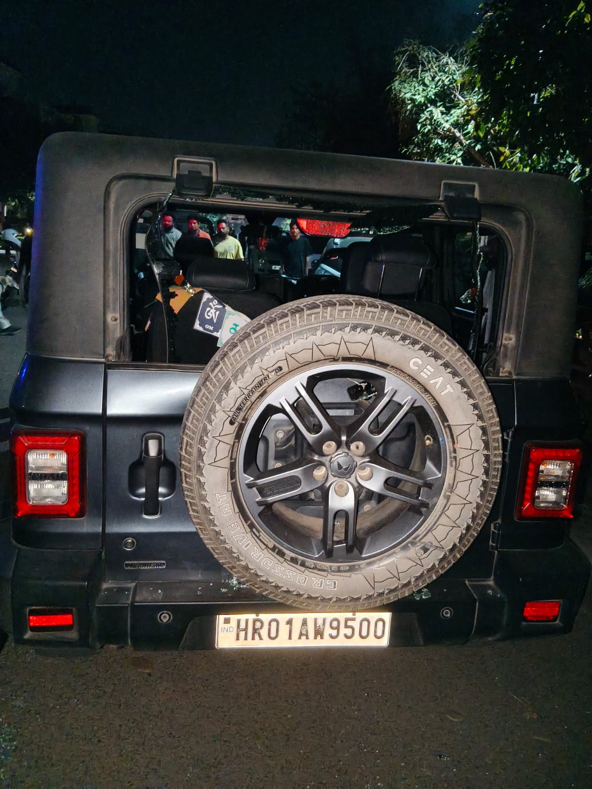 आरोपियों के द्वारा तोड़े गए थार के शीशे।