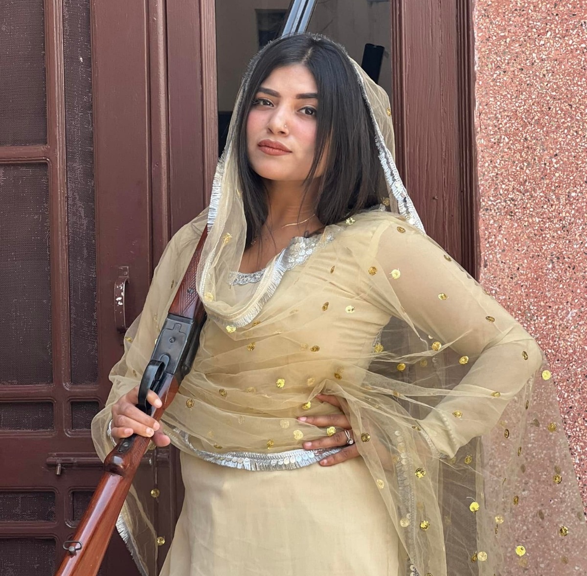 बंदूक लिए पायल परम। (फाइल फोटो)