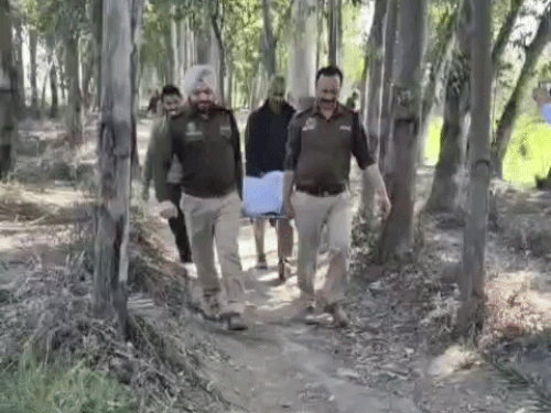 शव को कब्जे में लेकर अस्पताल लेकर जाती पुलिस।