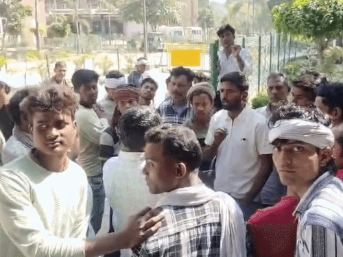 सिविल अस्पताल में शवगृह के बाहर खड़े परिजन।