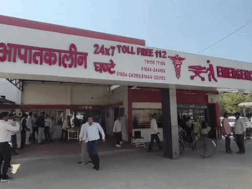 घायलों का चौधरी बंसीलाल अस्पताल की इमरजेंसी यूनिट में इलाज चल रहा है।