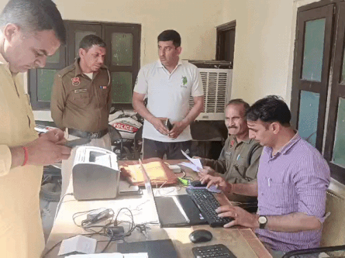 अस्पताल में कागजी कार्रवाई करती पुलिस।
