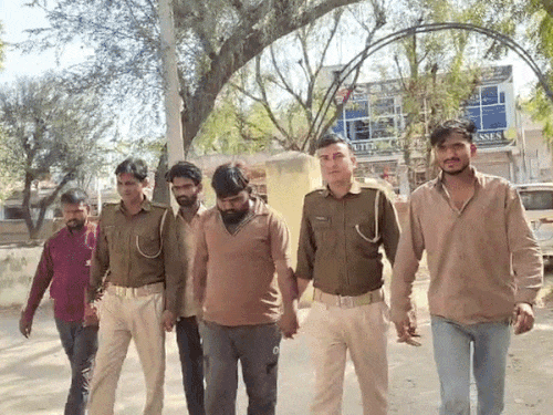 पुलिस ने मारपीट के मामले में तीन आरोपियों को गिरफ्तार किया है।