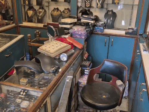 इस दुकान से हुआ था सामान चोरी।