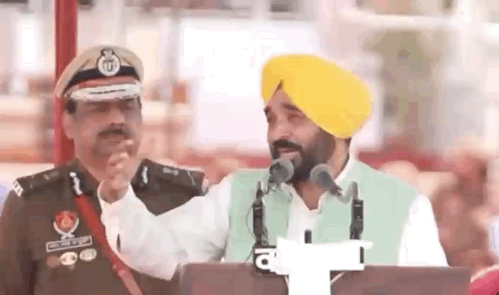 CM मान स्टेज से बोलते हुए