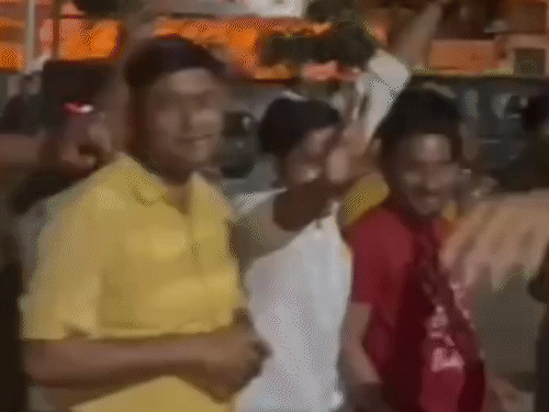 वीडियो में टीआई शुक्ला भी अपने जन्मदिन पर नाचते दिख रहे हैं।