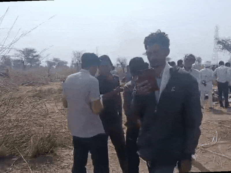 सूचना के बाद स्थानीय ग्रामीणों की भारी भीड़ मौके पर जमा हो गई