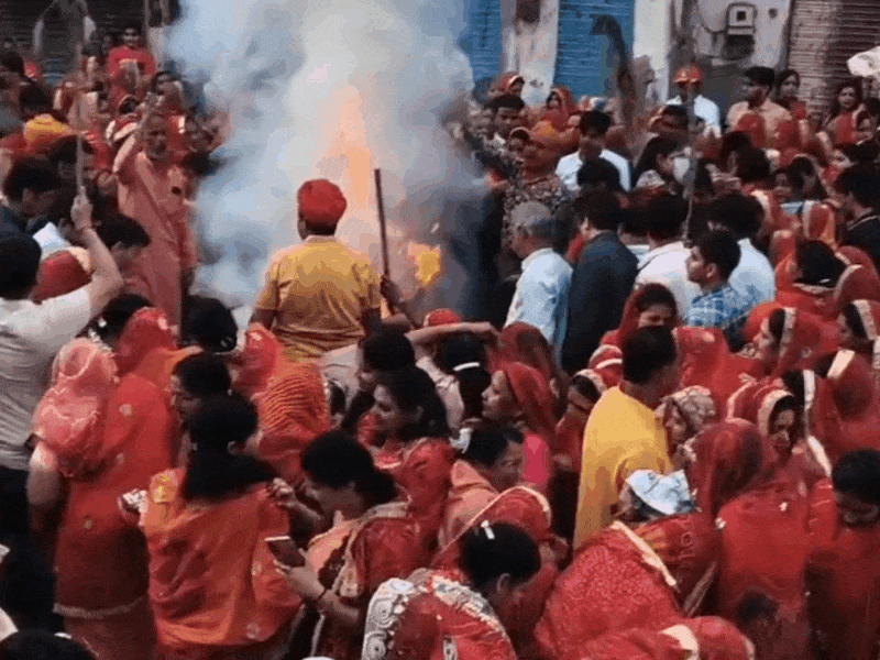 इस अवसर पर महिलाएं भी जोरदार उत्साह के साथ सम्मिलित रही