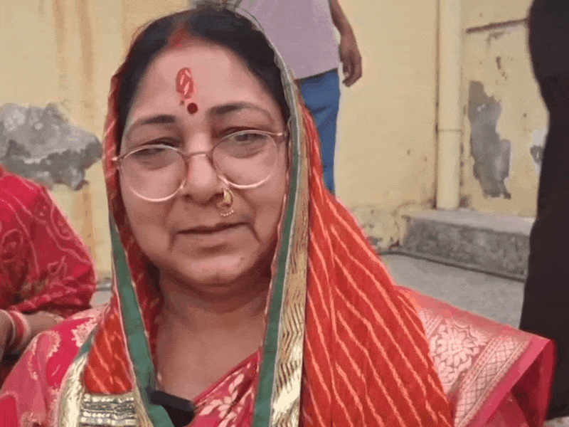 उत्सव में लोग मीडिया से बात करते हुए