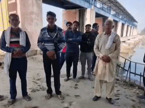 नहर पर तलाश करते शुभम की परिजन।