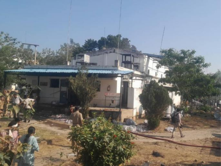 नागपुर जिले के राउलगांव स्थित एसबीएल एनर्जी लिमिटेड में रविवार को धमाका हुआ था। - Dainik Bhaskar