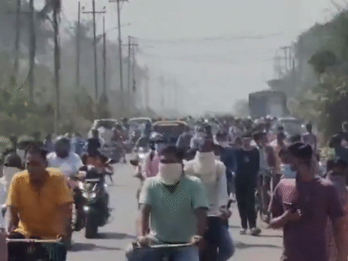 लोग मास्क-रुमाल लगाकर भागते नजर आए।