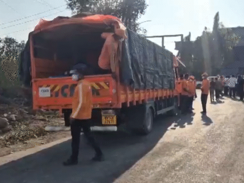 फायर ब्रिगेड के साथ एनडीआरएफ की टीमें भी रेस्क्यू में जुटीं।