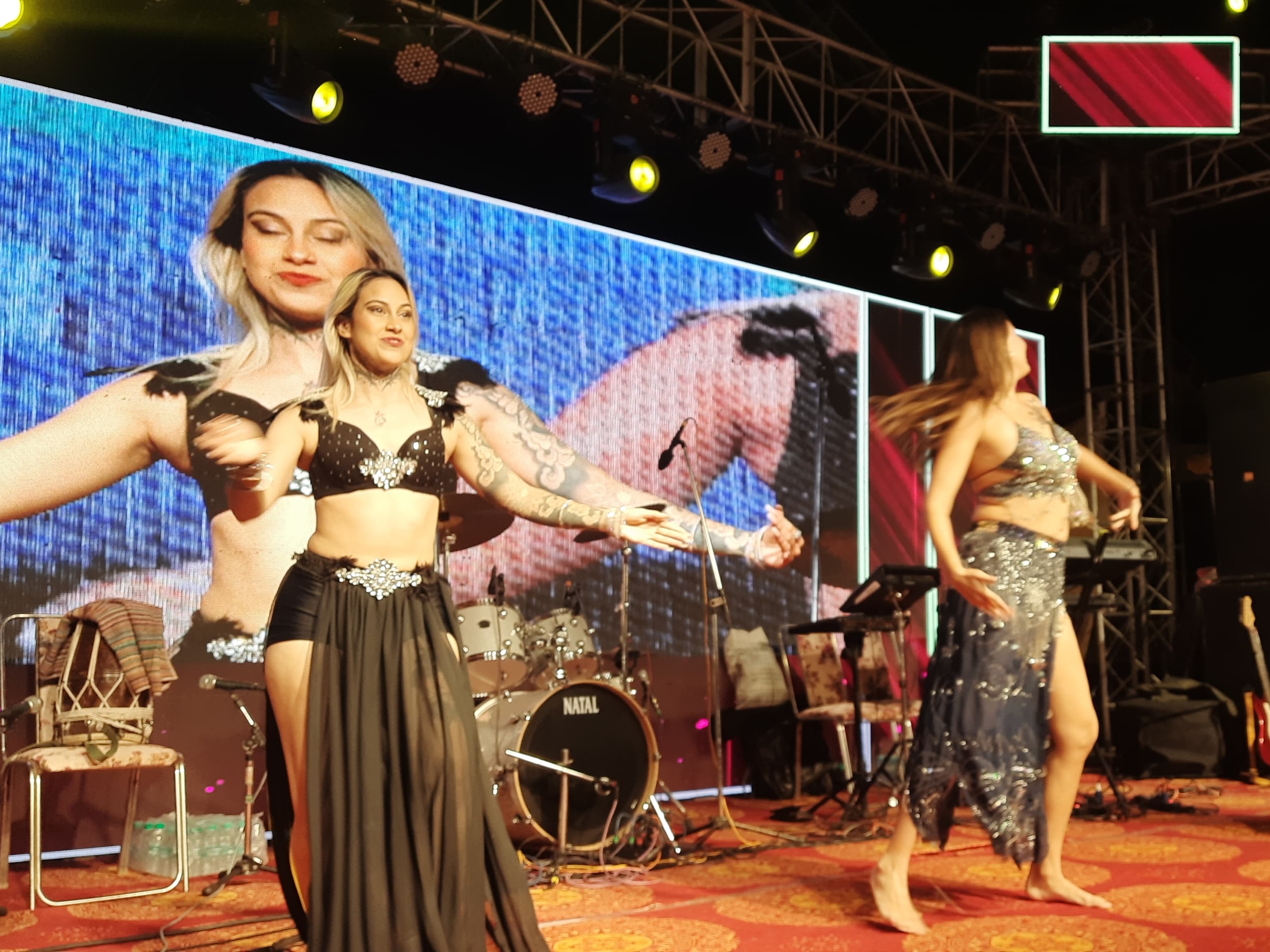 जयस्वर महादेव मेले के मंच पर प्रस्तुति देती रशियन डांसर्स।