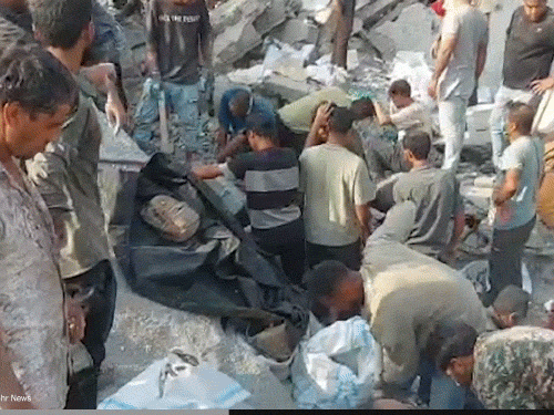 ईरान के शाजारे तैय्यबेह एलीमेंट्री स्कूल में लगातार तीसरे दिन रेस्क्यू का काम जारी है। अब तक यहां 180 छात्राओं की मौत हो चुकी है। 28 मार्च को एक इजराइली मिसाइल यहां गिरी थी।