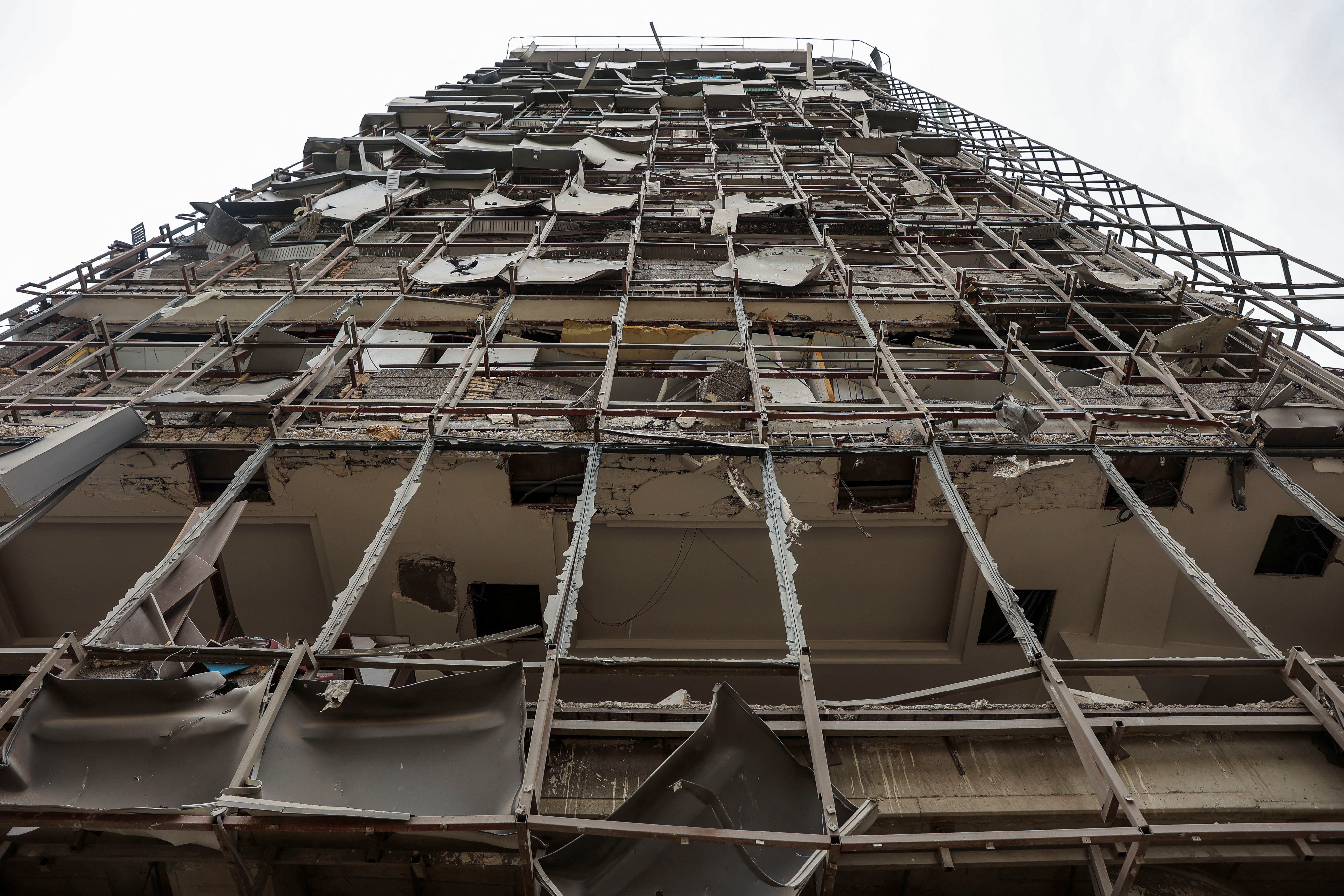 इजराइली एयरफोर्स ने तेहरान में स्थित गांधी हॉस्पिटल को निशाना बनाया है। इसमें हॉस्पिटल की बिल्डिंग खंडहर में तब्दील हो गई।