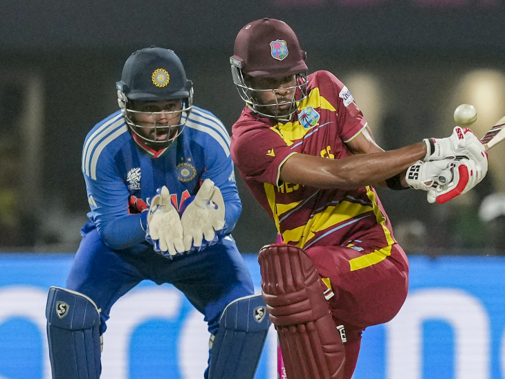 रोस्टन चेज ने बुमराह की गेंद पर नो-लुक शॉट खेला।