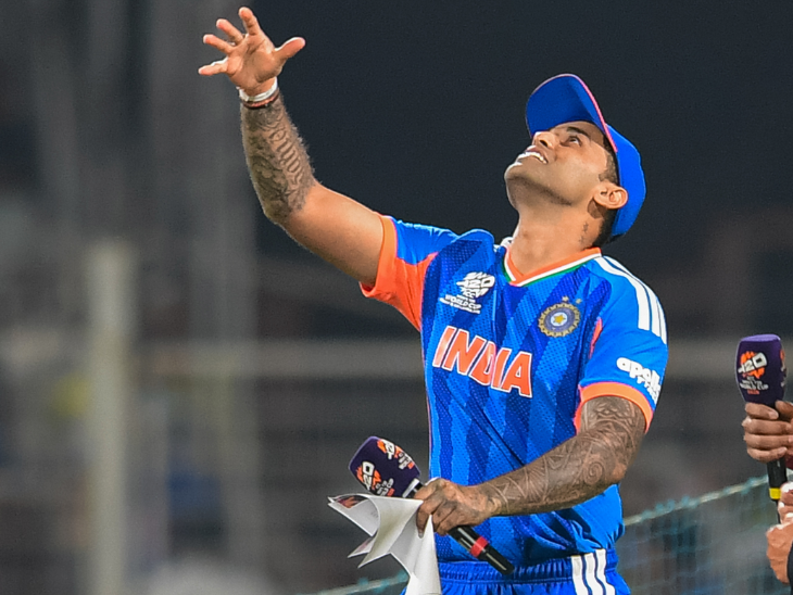 टॉस के समय सूर्यकुमार यादव।