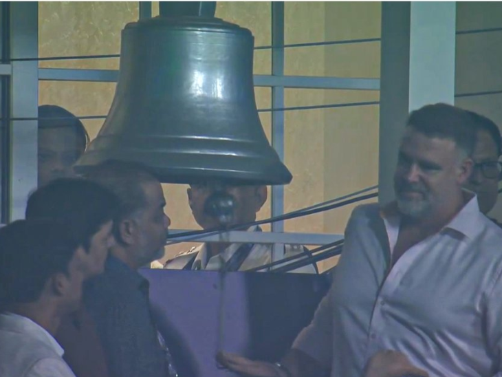 मैथ्यू हेडेन ने बेल बजाकर मैच की शुरुआत की।