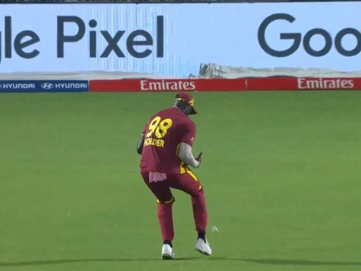 होल्डर ने स्कोर पर हार्दिक का कैच छोड़ा।