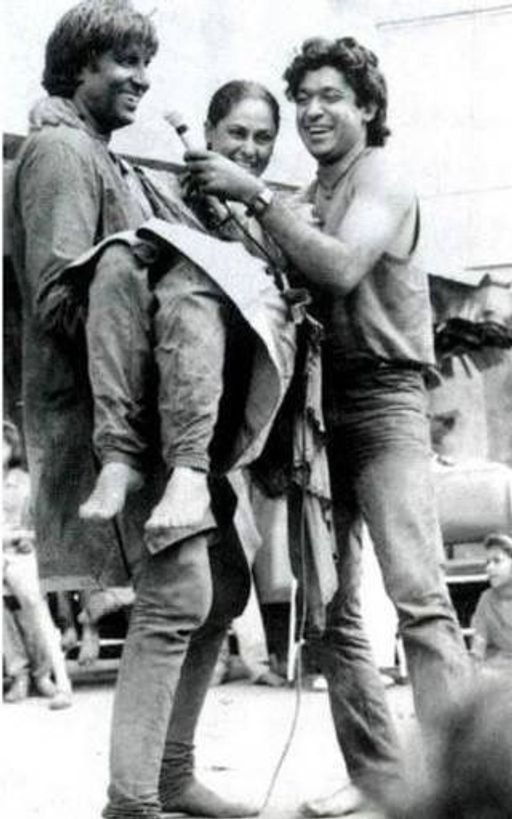 प्रतीक्षा बंगले में पत्नी जया बच्चन को गोद उठाए हुए अमिताभ बच्चन।