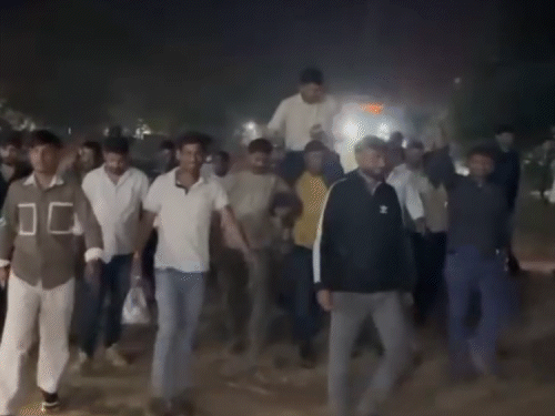 वीडियो में बाइक चोर लवकुश, टीआई को कंधे पर बैठाकर घुमाता दिख रहा है।