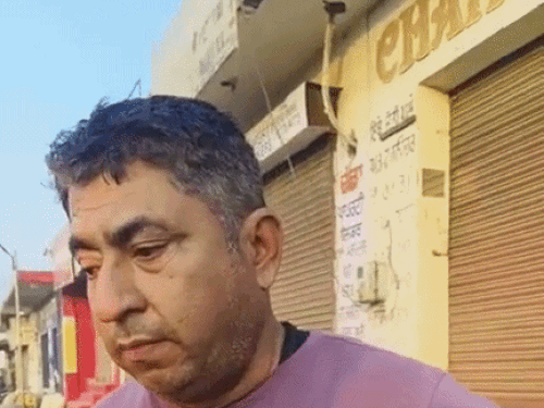 जंडू सिंघा रोड पर दुकान चलाने वाले ने बताया कि उसने सुबह डेडबॉडी देखी।