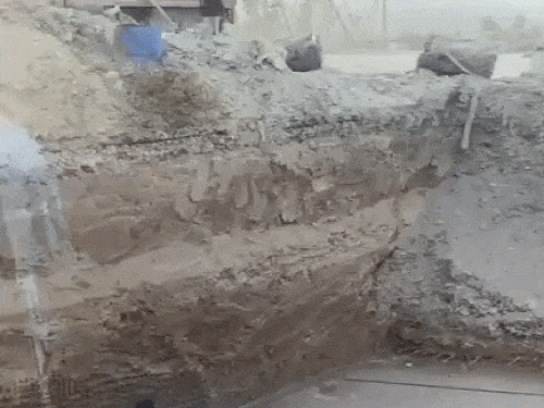 पुल के पिल्लर के लिए खोदा गया गड्ढा। जिसमें गिरकर बाइक चालक की मौत हो गई।