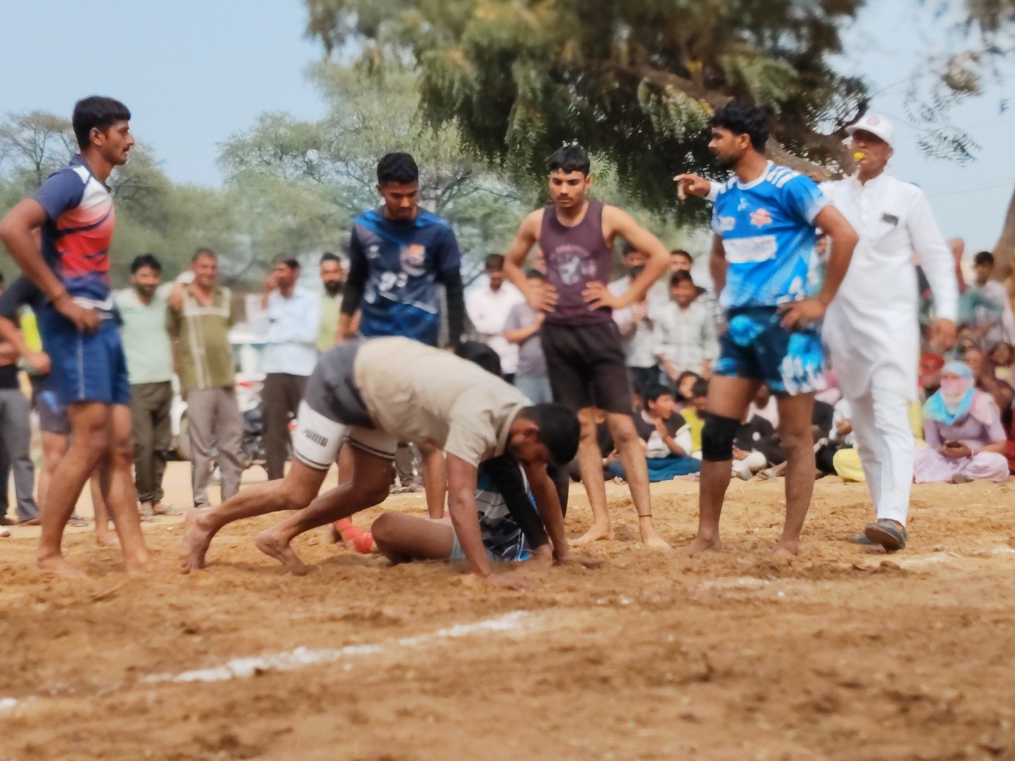 पुरूषों के बीच भी हुआ कबड्डी का मुकाबला।