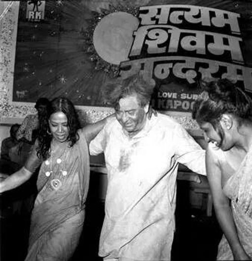 आरके स्टूडियो की होली पार्टी में कत्थक क्वीन सितारा देवी के साथ डांस करते हुए राज कपूर।