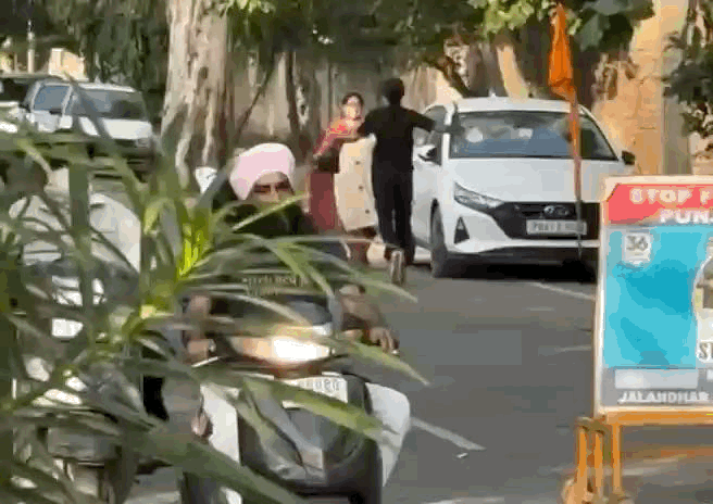 वीडियो में माँ को भी डाली जाफ़ी