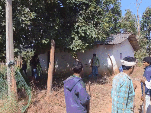 रायपुर के कैफे में चंगाई-सभा, यीशु को सबसे बड़ा बताया:धर्म बदलने पर नौकरी-इलाज का दिया लालच, हिंदू संगठन ने किया विरोध, 4 हिरासत में 5 ये तस्वीर कांकेर की है, जहां आदिवासियों ने धर्मांतरित लोगों के घरों पर हमला किया।