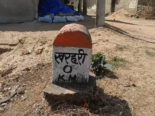 खरहरी में होली पूरी श्रद्धा के साथ निभाया जाता है।