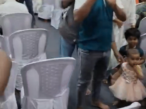 रायपुर के कैफे में चंगाई-सभा, यीशु को सबसे बड़ा बताया:धर्म बदलने पर नौकरी-इलाज का दिया लालच, हिंदू संगठन ने किया विरोध, 4 हिरासत में 1 रायपुर के डिवाइन कैफे में आयोजित चंगाई सभा में 100 से 150 लोग इकट्ठा हुए थे।