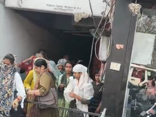 रायपुर के कैफे में चंगाई-सभा, यीशु को सबसे बड़ा बताया:धर्म बदलने पर नौकरी-इलाज का दिया लालच, हिंदू संगठन ने किया विरोध, 4 हिरासत में 4 पुलिस कैफे में मौजूद लोगों को बाहर निकालते हुए।