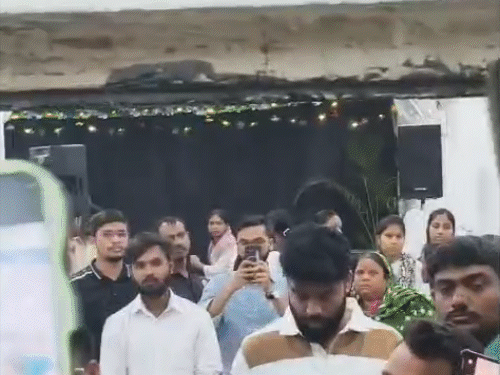 रायपुर के कैफे में चंगाई-सभा, यीशु को सबसे बड़ा बताया:धर्म बदलने पर नौकरी-इलाज का दिया लालच, हिंदू संगठन ने किया विरोध, 4 हिरासत में 2 सभा में यीशु को भगवान से बड़ा बताने पर मौजूद हिंदू संगठनों के सदस्यों ने इसका विरोध किया।