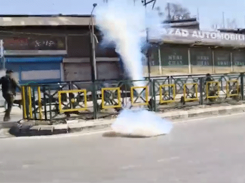 श्रीनगर के बेमिना इलाके में सुरक्षाकर्मियों ने प्रदर्शनकारियों पर आंसू गैस के गोले छोड़े और लाठीचार्ज किया।