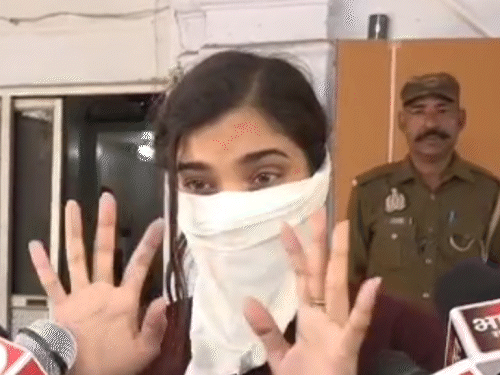 पीड़िता ने बताया कि जब उसने गर्भवती होने की बात आरोपी के परिजनों को बताई, तो उन्होंने उसे कमरे में बंद कर दिया। LRN24