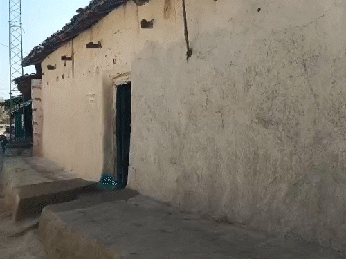 होली के दिन सड़कें सुनसान रहती हैं। ज्यादा कुछ चहल-पहल नहीं रहती।