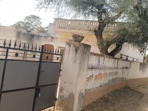 हवलदार गिरधारी लाल का पूरा परिवार इंदौर रहता है। गिरधारी, 8 भाइयों में छठे नंबर के थे। (मगनपुरा गांव में सूना पड़ा घर)