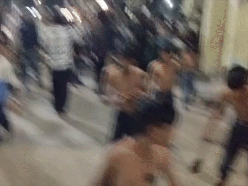 बिजनौर के नगीना में शिया समुदाय के लोगों ने कैंडल मार्च निकाला। जंजीर से खुद को पीटा।