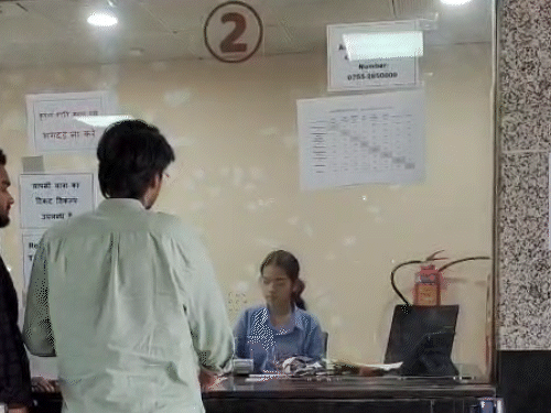 भास्कर टीम ने टिकट लेकर मेट्रो की यात्रा की।