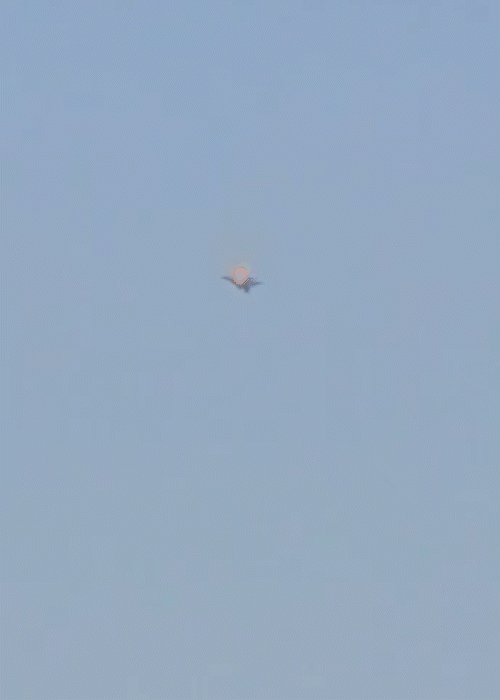 कुवैत में सोमवार को अमेरिका का फाइटर जेट क्रैश। आग लगने के बाद वह हवा में कई बार घूमा फिर नीचे गिरा।