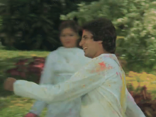 यह गाना अमिताभ बच्चन, रेखा, जया बच्चन और संजीव कुमार पर फिल्माया गया था।