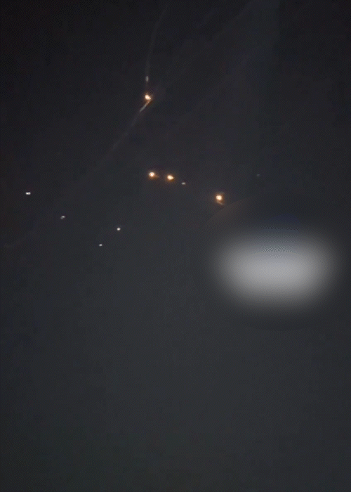 यह वायरल वीडियो यरूशलम का है। दावा है कि ईरान की एक मिसाइल ने इजराइल के 10 से अधिक इंटरसेप्टर रॉकेटों को चकमा दिया और तय टारगेट को निशाना बनाया।