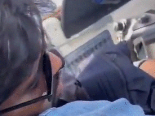 वीडियो में VSR के मालिक रोहित सिंह मुख्य पायलट की सीट पर उड़ान के दौरान सोते हुए दिखाई दे रहे हैं।