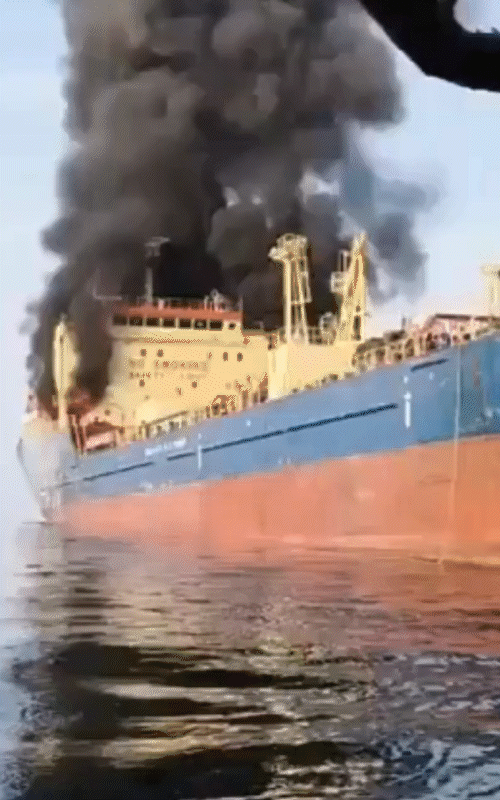 ईरान ने स्ट्रेट ऑफ होर्मुज में एक तेल टैंकर स्कायलाइट को निशाना बनाया। इससे उसके एक भाग में आग लग गई।