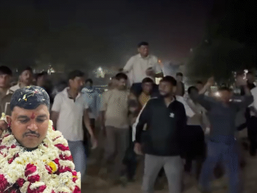 वीडियो में टीआई दर्शन लाल शुक्ला, लवकुश शर्मा के कंधे पर बैठे दिख रहे हैं। - Dainik Bhaskar