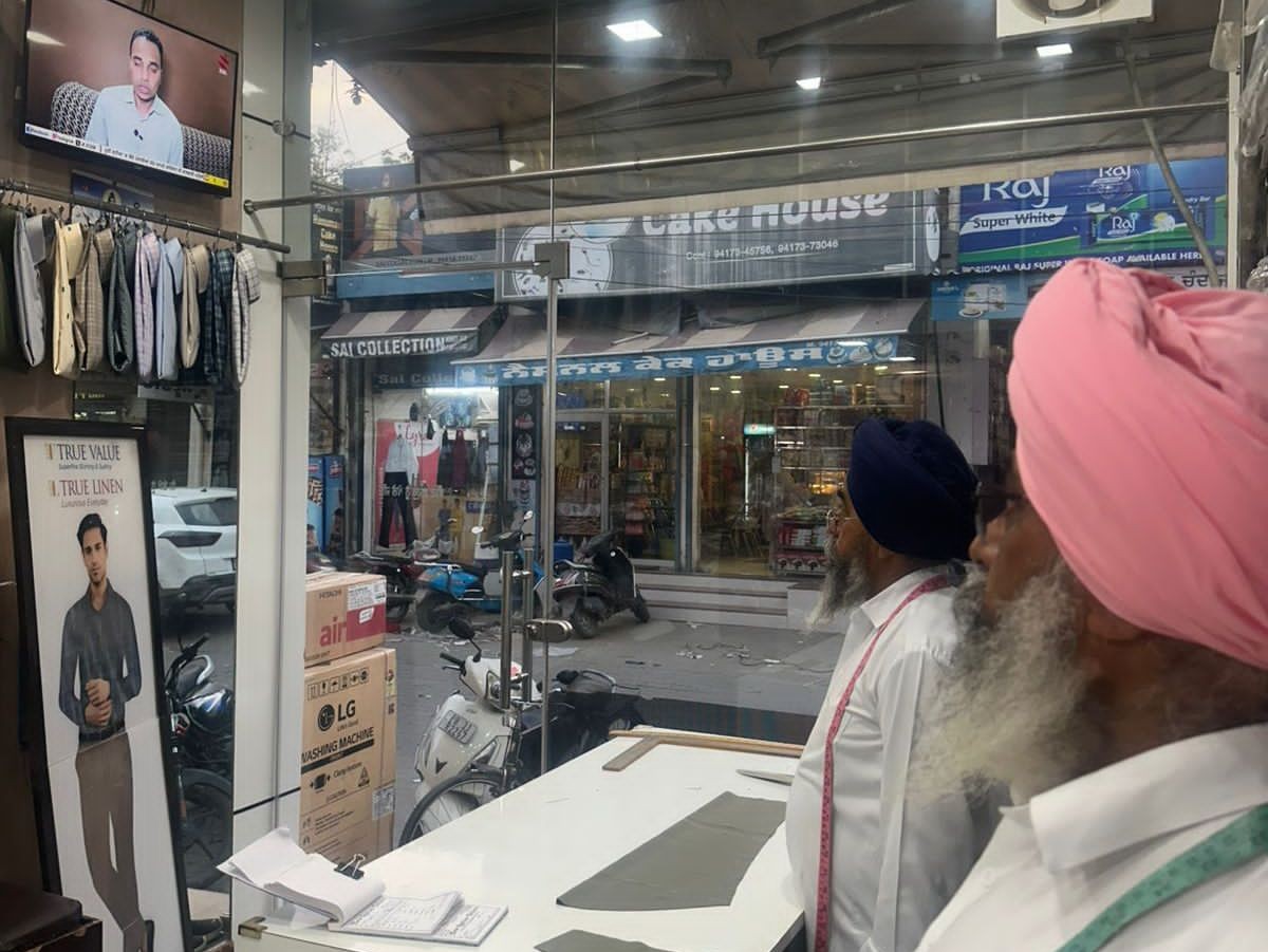 टीवी पर न्यूज देखते हुए गुरप्रीत के परिजन।